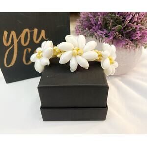 White Flower Seashell Tie Bracelet